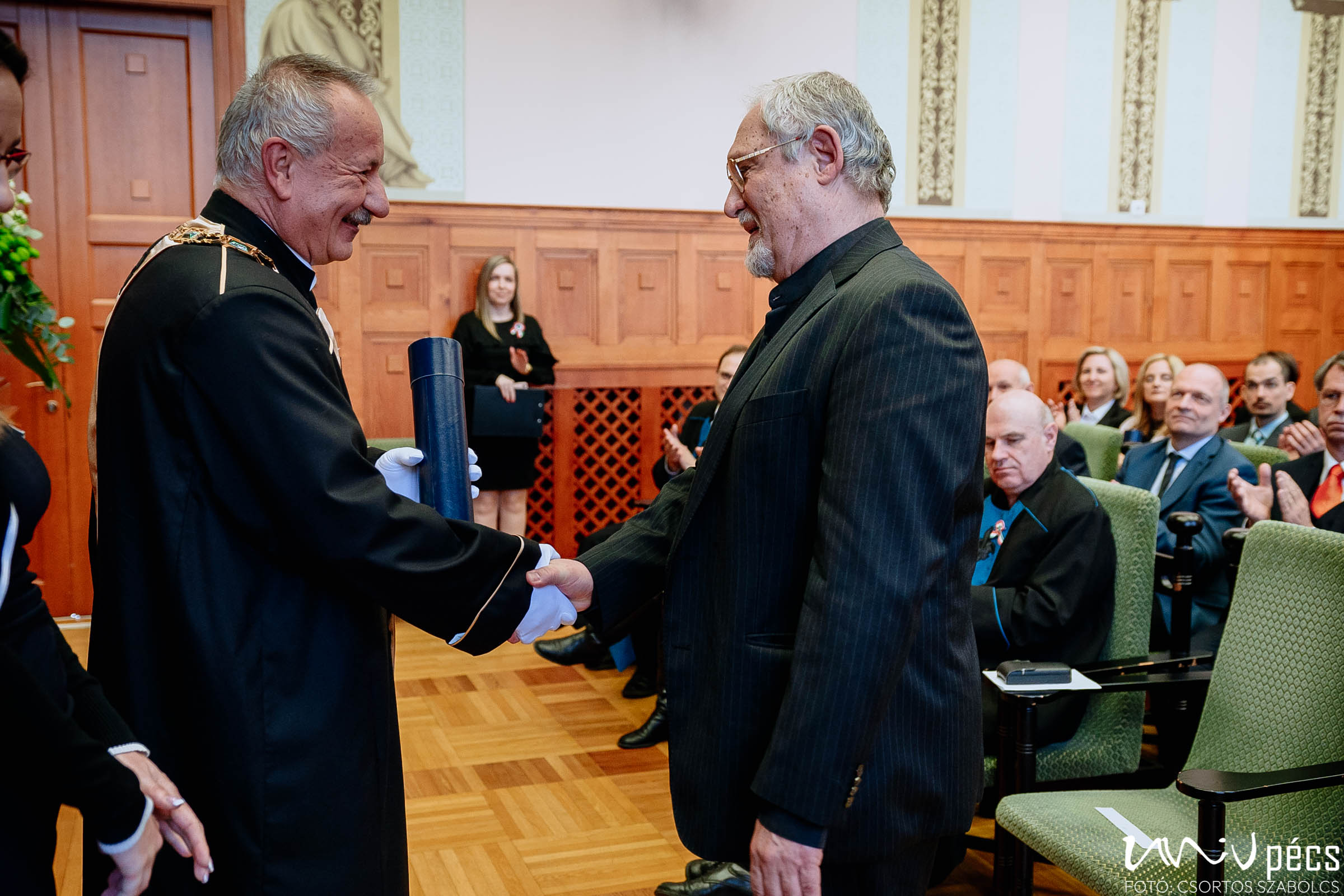 A PTE Szenátusa professzor emeritus címet és az egyetem arany kitűzőjét adományozta Vargyas Gábor professzor úrnak