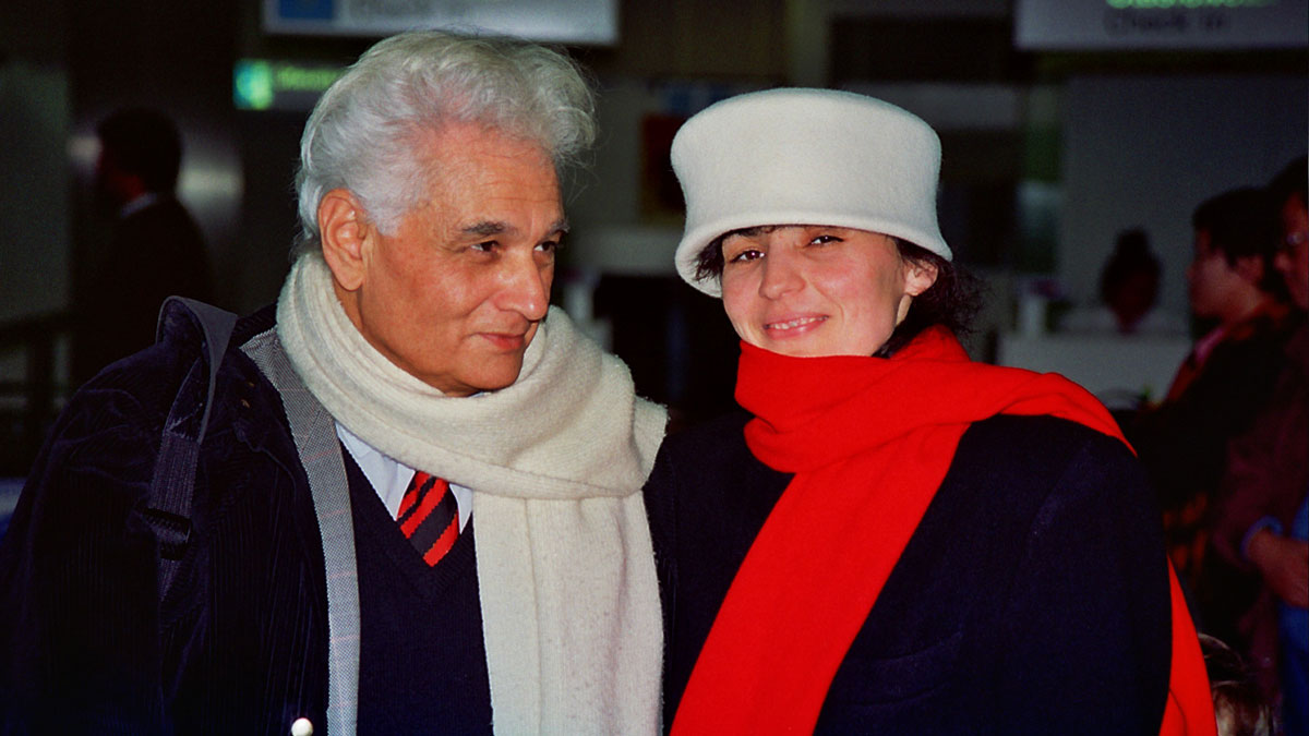 1989/90 tanévben Párizsban Jacques Derrida óráira járt.
