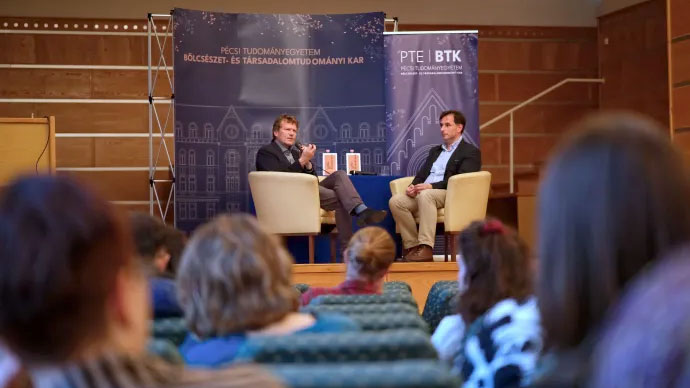 Hartmut Rosa és Görföl Tibor a Pécsi Tudományegyetem Bölcsészet- és Társadalomtudományi Karának rendezvényén – Fotó: Gűth Ervin / Telex