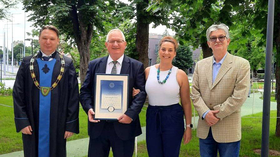  A képen balról: Dr. habil. Bene Krisztián dékán, Dr. habil. Huszár Zoltán docens, Dr. Egervári Dóra intézetigazgató, Dr. habil. Várnagy Péter dékánhelyettes, tanszékvezető.