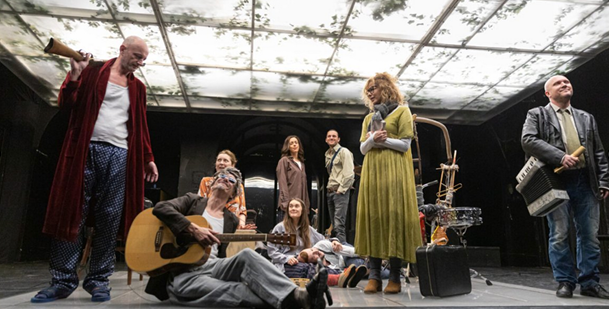 Shakespeare, Ahogy tetszik. Závada Péter színpadi szövege a Katonában, Kovács D. Dániel rendezésében, 2016-ban. 