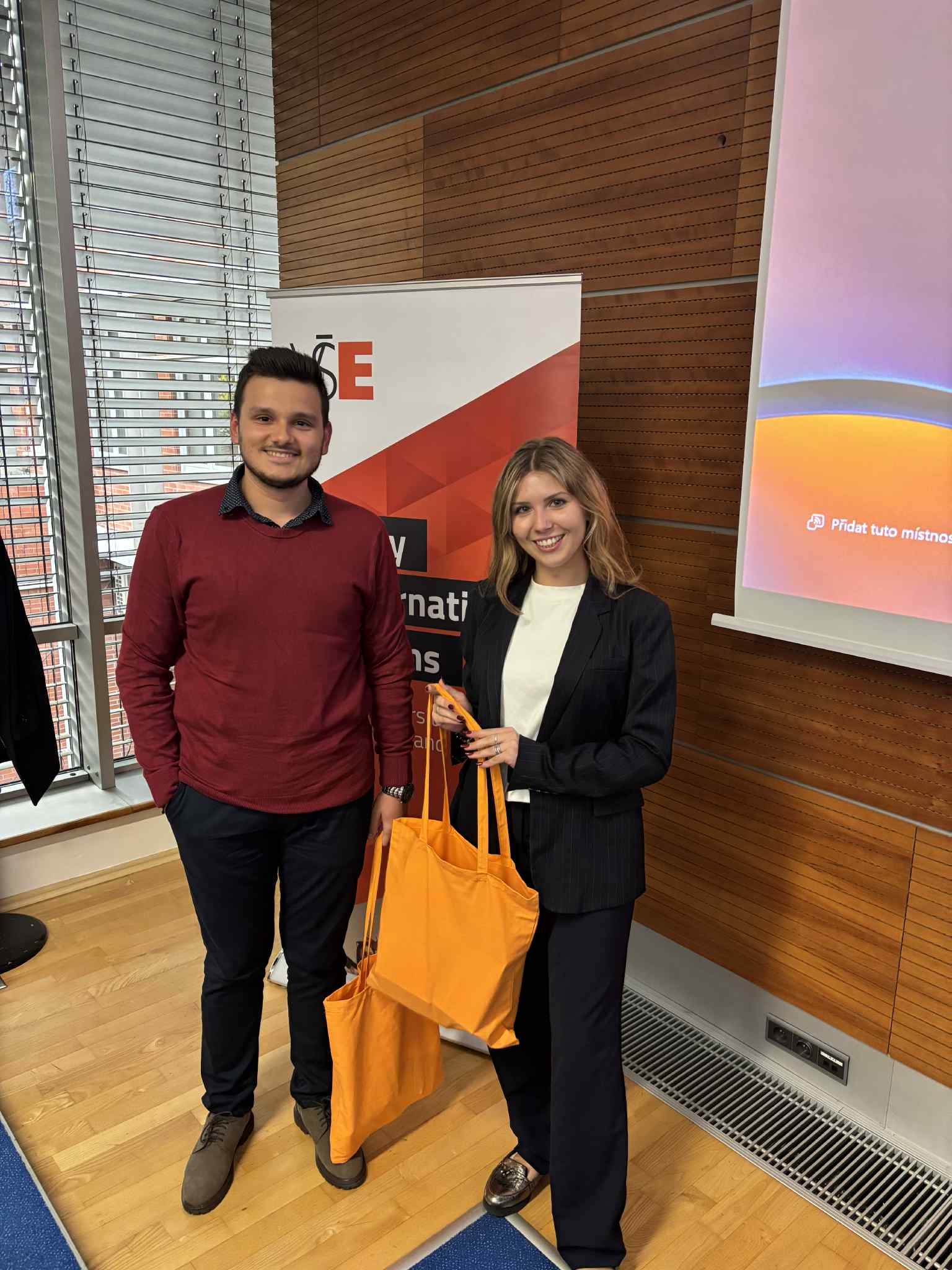 Andrej Chochoski nemzetközi tanulmányok másodéves MA hallgatója megosztott második, míg Angelina Svishchenko Nemzetközi tanulmányok BA másodéves hallgató megosztott első díjat kapott a népes mezőnyben.