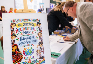 Tanszékünk és Intézetünk oktató 2026. szeptember 24-én Kétújfaluban a 7. Országos Multikulturális Nap rendezvényén vettek részt romológia, pedagógia, néprajz és könyvtár szakos hallgatókkal. A „Hogyan tovább, nemzetiségi nevelés?” címmel tartott konferencián a nemzetiségi oktatás aktuális helyzetével, kérdéseivel, nehézségeivel, a témához kapcsolódó friss kutatási eredményekkel, s nem utolsó sorban az ágazat irányító szereplőivel ismerkedhettünk meg.
