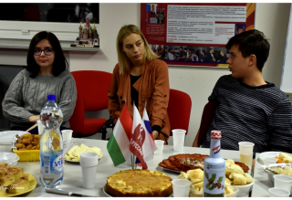 „Világ konyhái egyesüljetek!” néven kulináris rendezvényeket is szervezett az Orosz Központ