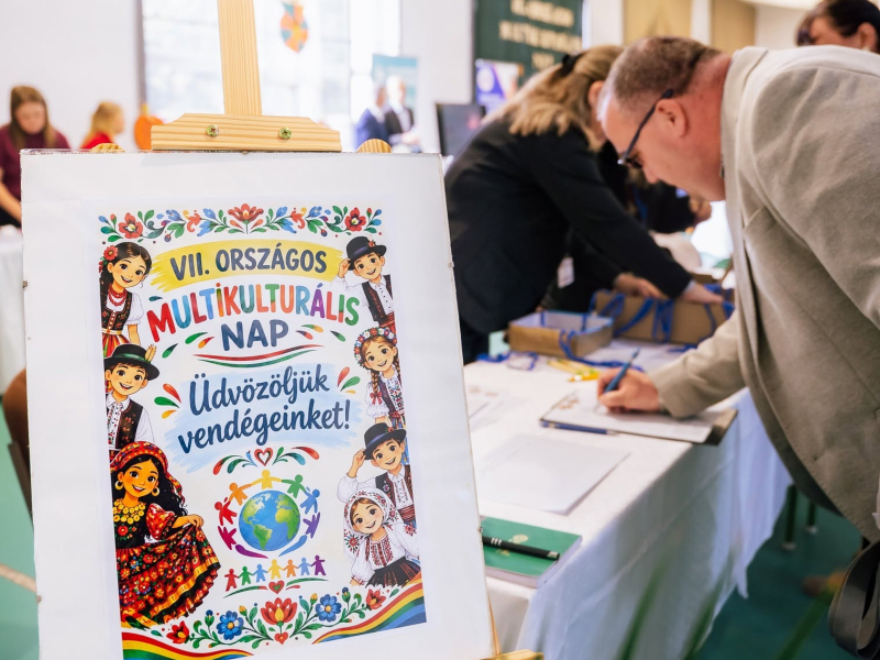 Tanszékünk és Intézetünk oktató 2026. szeptember 24-én Kétújfaluban a 7. Országos Multikulturális Nap rendezvényén vettek részt romológia, pedagógia, néprajz és könyvtár szakos hallgatókkal. A „Hogyan tovább, nemzetiségi nevelés?” címmel tartott konferencián a nemzetiségi oktatás aktuális helyzetével, kérdéseivel, nehézségeivel, a témához kapcsolódó friss kutatási eredményekkel, s nem utolsó sorban az ágazat irányító szereplőivel ismerkedhettünk meg.