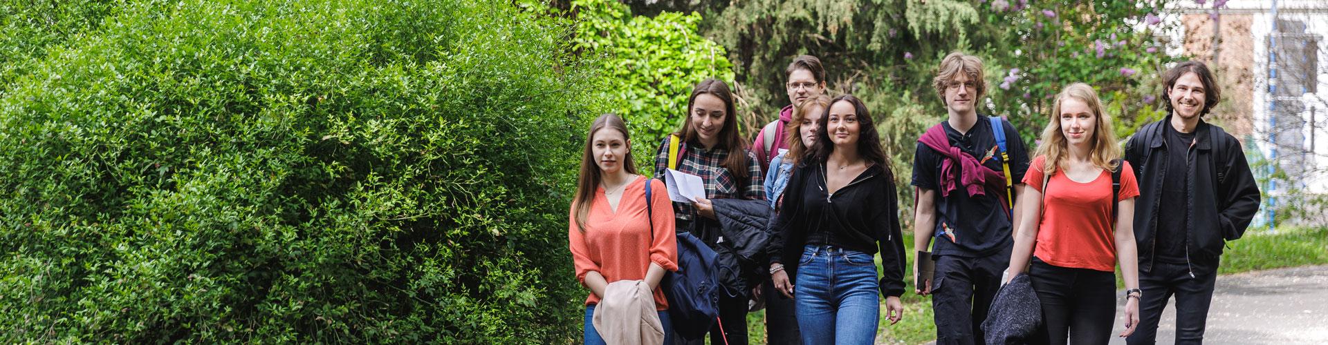 Filozófia Tanszék slider képe: diákok sétálnak a Botanikus kertben a tanszék felé